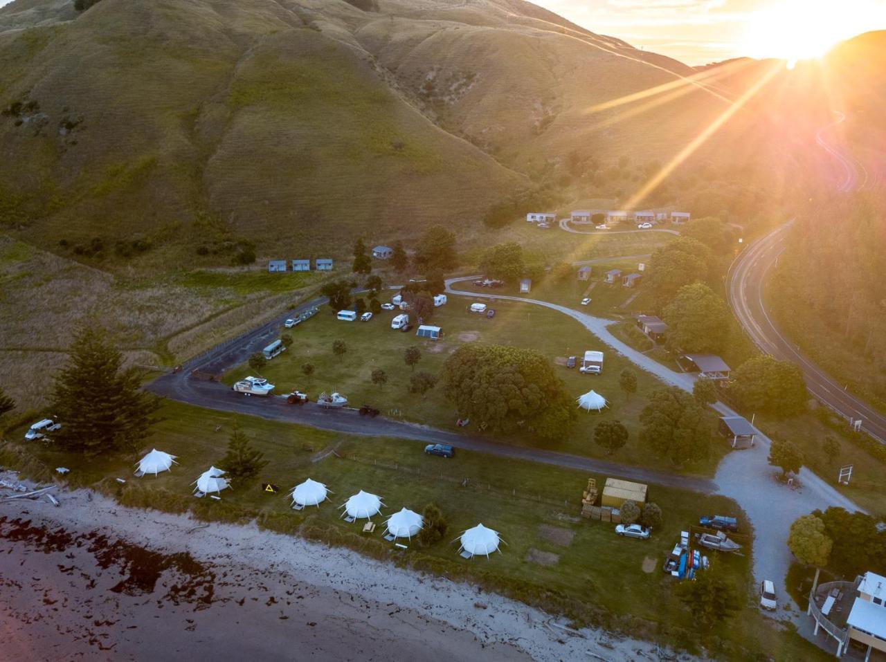 Tatapouri Bay Hotel Gisborne Bagian luar foto